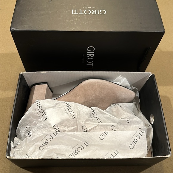 NEW in the box! Girotti Suede Pumps - Picture 7 of 7